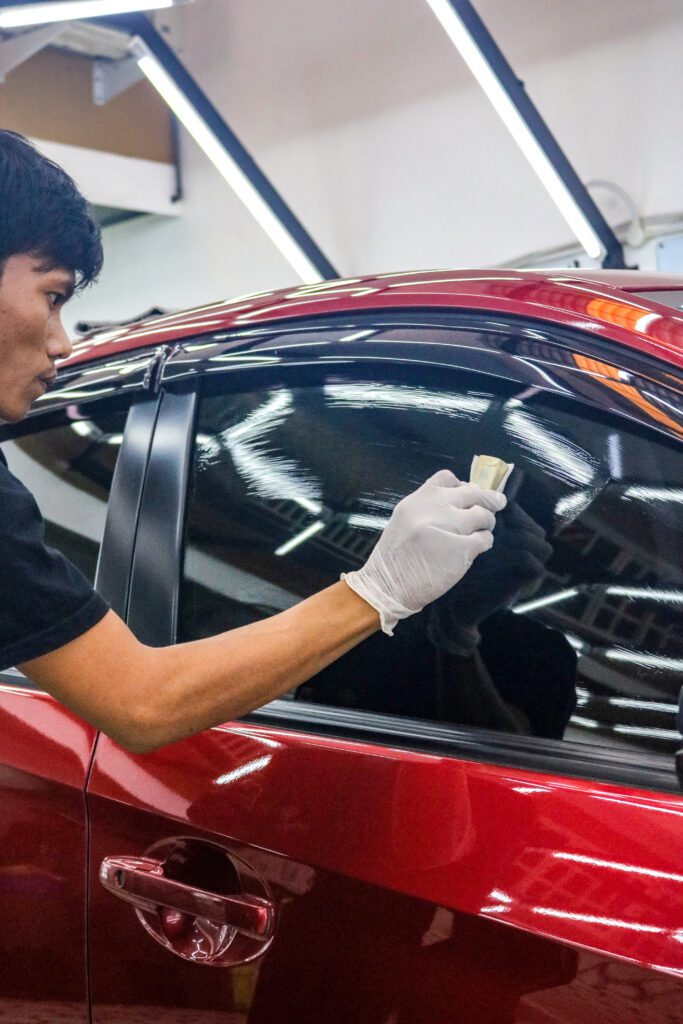 Teknisi Otopia Surabaya sedang melakukan Coating di kaca mobil